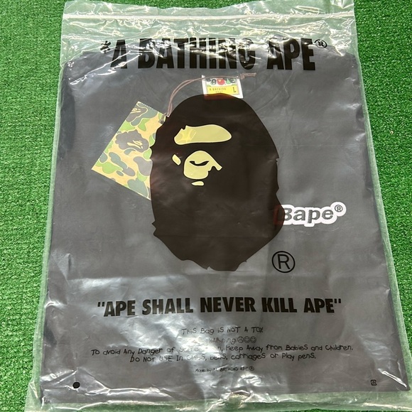 Bape graffiti tee size L - Picture 3 of 3
